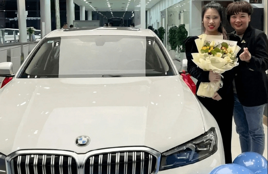 Thấy nhân viên ngày ngày đội mưa gió đi làm, sếp nữ tặng mỗi người một chiếc BMW