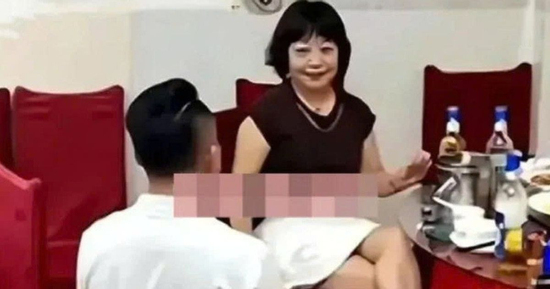Vừa đi làm 3 tháng, chàng trai 27 tuổi quỳ gối cầu hôn sếp nữ U60: Cái kết gây sốc nặng