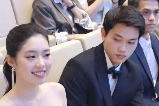 Á hậu cao 1m70 lọt top tìm kiếm vì khoảnh khắc ngồi cạnh Đình Bắc là ai?