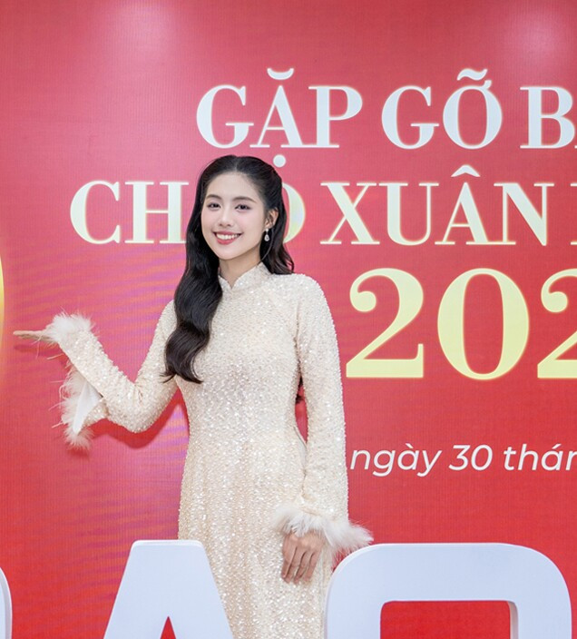 Á hậu cao 1m70 lọt top tìm kiếm vì khoảnh khắc ngồi cạnh Đình Bắc là ai? - Ảnh 5.