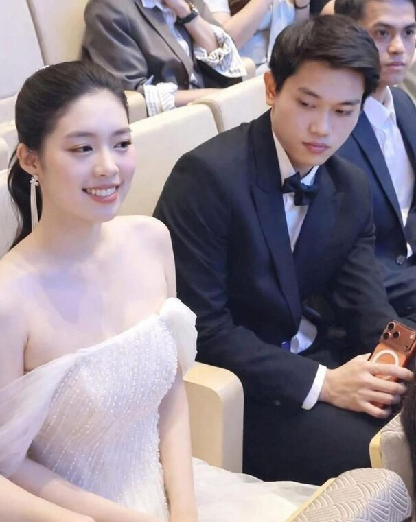 Á hậu cao 1m70 lọt top tìm kiếm vì khoảnh khắc ngồi cạnh Đình Bắc là ai? - Ảnh 1.
