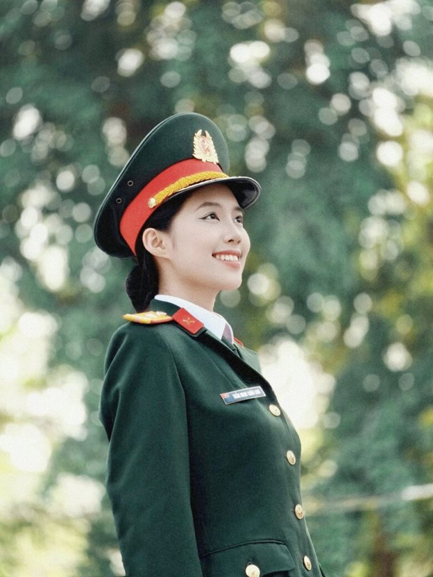 Á hậu cao 1m70 lọt top tìm kiếm vì khoảnh khắc ngồi cạnh Đình Bắc là ai? - Ảnh 6.