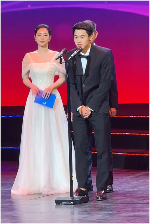 Á hậu cao 1m70 lọt top tìm kiếm vì khoảnh khắc ngồi cạnh Đình Bắc là ai? - Ảnh 2.