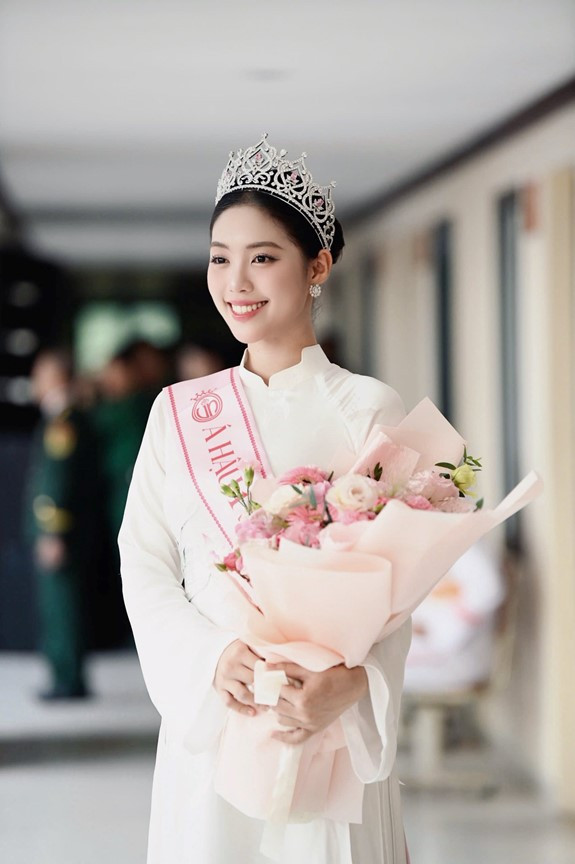 Á hậu cao 1m70 lọt top tìm kiếm vì khoảnh khắc ngồi cạnh Đình Bắc là ai? - Ảnh 4.