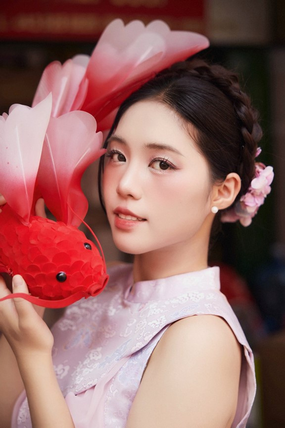 Á hậu cao 1m70 lọt top tìm kiếm vì khoảnh khắc ngồi cạnh Đình Bắc là ai? - Ảnh 3.