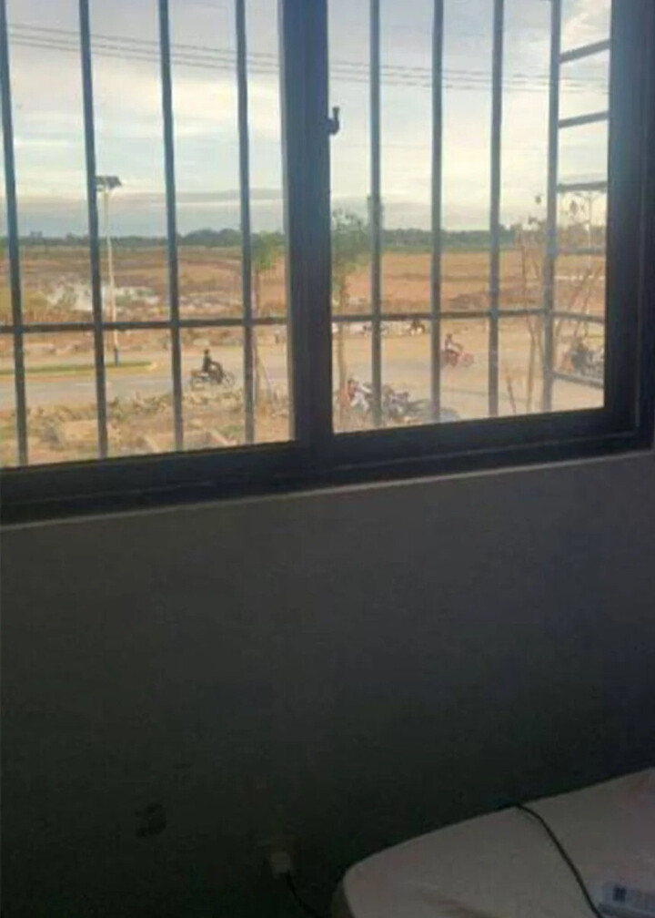 Khung cảnh từ căn phòng bị cô lập với thế giới bên ngoài mà Dex từng ở.