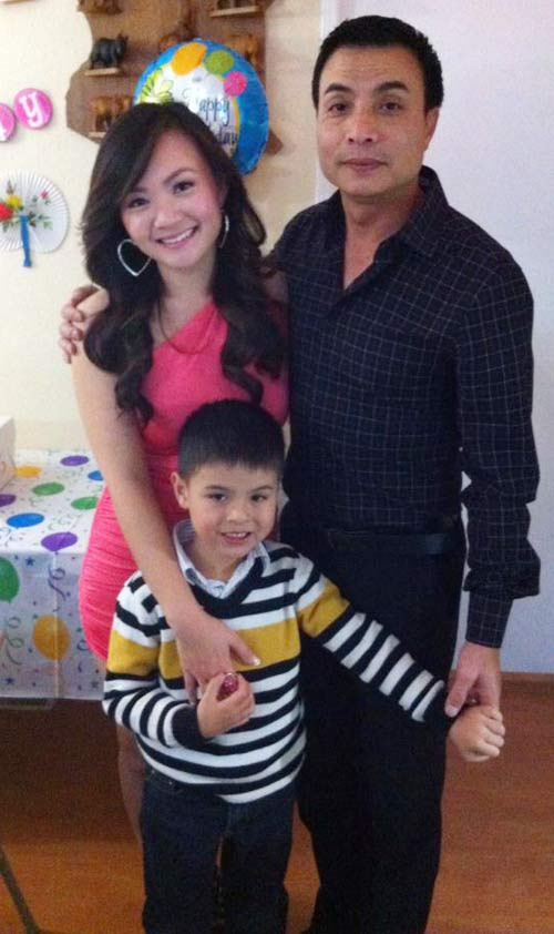 Gallery - Bố Xuân Mai Con cò bé bé bán bánh chưng, giò thủ ở Mỹ