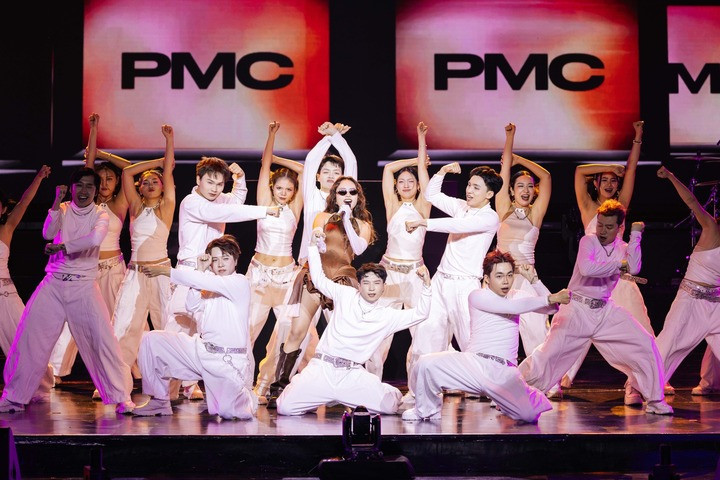 Nhiều khán giả cho rằng màn trình diễn có nhiều điểm tương đồng với phần trình diễn của Jennie Blackpink.