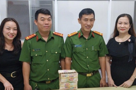 Bỗng dưng nhận gần 1 tỷ đồng vào tài khoản, người phụ nữ lập tức báo công an