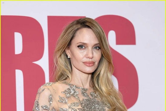 Diễn viên Angelina Jolie diện váy xuyên thấu, đẹp ngút ngàn ở tuổi 51