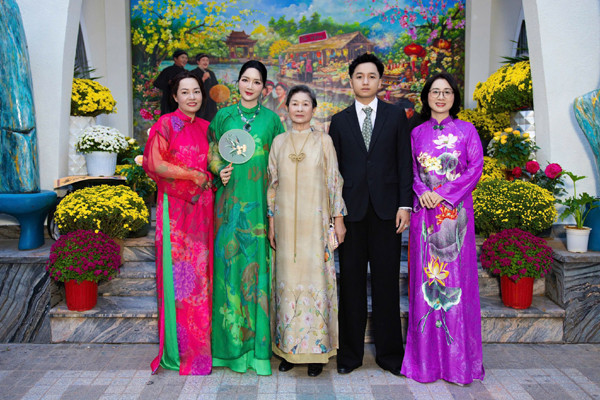 Không khí Tết rộn ràng trong bữa tiệc tất niên ở biệt thự 1000m2 của Giáng My - Ảnh 9.