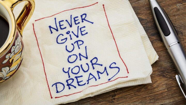 Làm sao để nhớ giấc mơ khi thức dậy vào buổi sáng? Viết nhật ký giấc mơ cũng là một cách. (Ảnh: Tony Robbins)