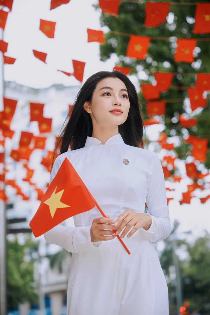 Sở hữu gương mặt nét đẹp mang màu sắc cổ điển lẫn ma mị, Lan Thy thường được giao những vai diễn thiên về cảm xúc, nội tâm.