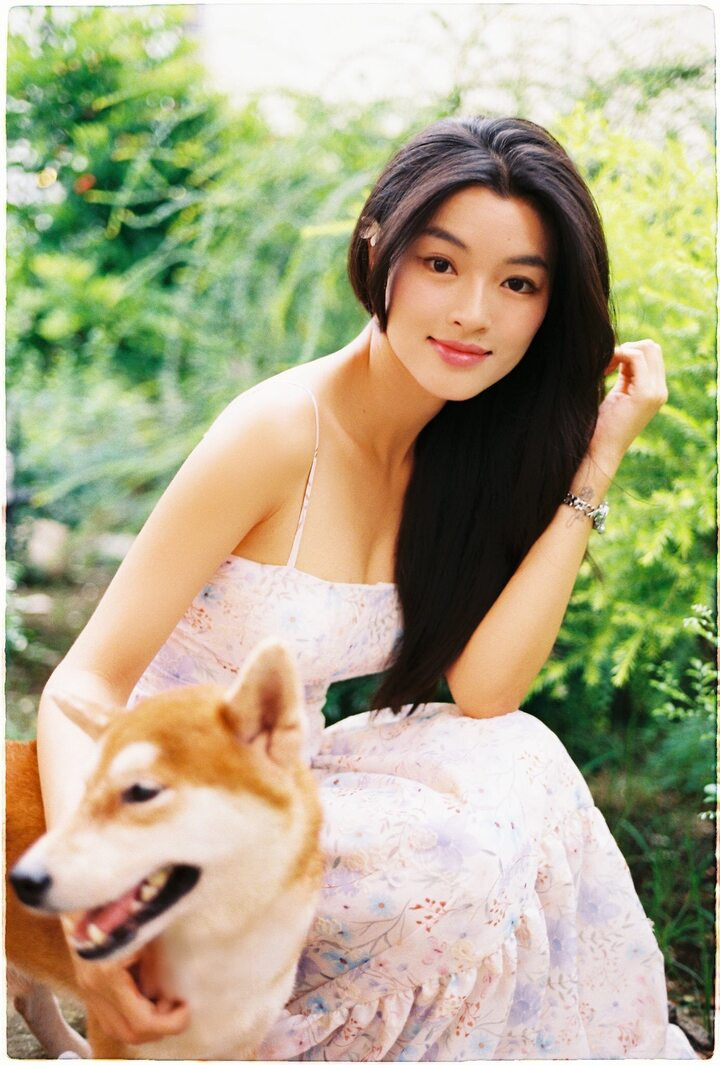 Lan Thy (tên đầy đủ Phạm Nguyễn Lan Thy) sinh năm 1998, xuất thân là người mẫu ảnh trước khi chạm ngõ điện ảnh. Cô từng dừng việc học tại trường y để theo đuổi con đường nghệ thuật chuyên nghiệp.