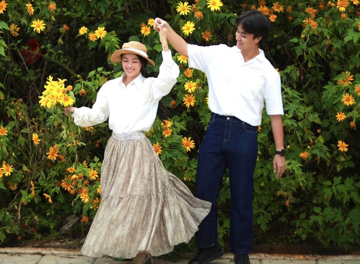 Suốt 2 năm bên nhau, Lan Thy và Dustin Tiêu hạn chế chia sẻ chuyện tình cảm trước truyền thông. Cả hai ít khi nói về đời tư và xuất hiện công khai với tần suất chọn lọc. Dù đã thực hiện nghi thức cầu hôn dưới sự chứng kiến của gia đình hai bên, cặp đôi hiện vẫn chưa công bố thời điểm cụ thể cho lễ cưới.