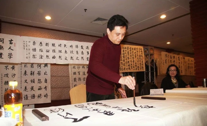 Ông có niềm đam mê với thư pháp.