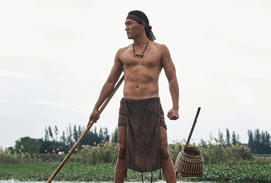 Vẻ ngoài săn chắc của nam diễn viên trăm tỷ đóng Chử Đồng Tử