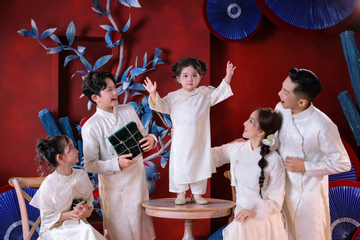 3 con nhà Khánh Thi - Phan Hiển chụp ảnh đón Tết cùng bố mẹ siêu đáng yêu