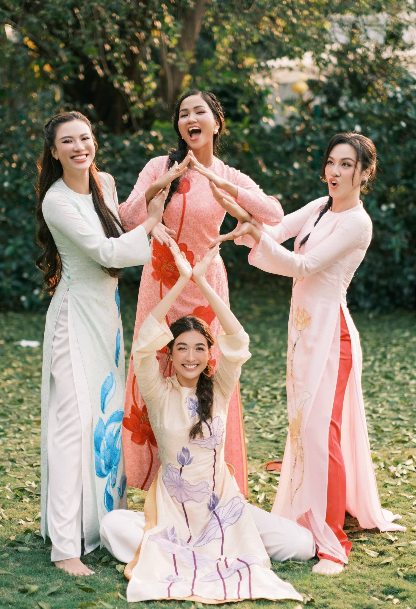 Bốn người đẹp Miss Universe hội ngộ và bộ ảnh áo dài Tết nhí nhố - Ảnh 5.