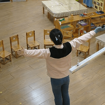 Cảnh tượng kỳ lạ tại một trường mầm non sau giờ tan học