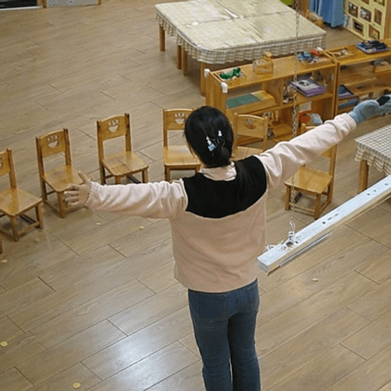 Cảnh tượng kỳ lạ tại một trường mầm non sau giờ tan học