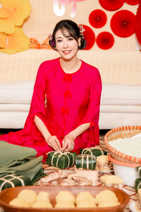 Hà Kiều Anh gói bánh chưng ở Mỹ, đón Tết cùng bố mẹ - Ảnh 2.
