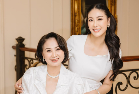 Hà Kiều Anh gói bánh chưng ở Mỹ, đón Tết cùng bố mẹ