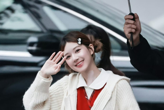 Triệu Lộ Tư 'gây sốt' khi tái hiện hình ảnh ngày bé của mình