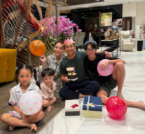 Con trai và con gái của Cường Đô la gây chú ý trong ngày đặc biệt của ba