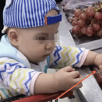 Dắt cháu đi siêu thị, cháu bóp nát rổ nho, phản ứng ông ngoại nhân viên bật khóc