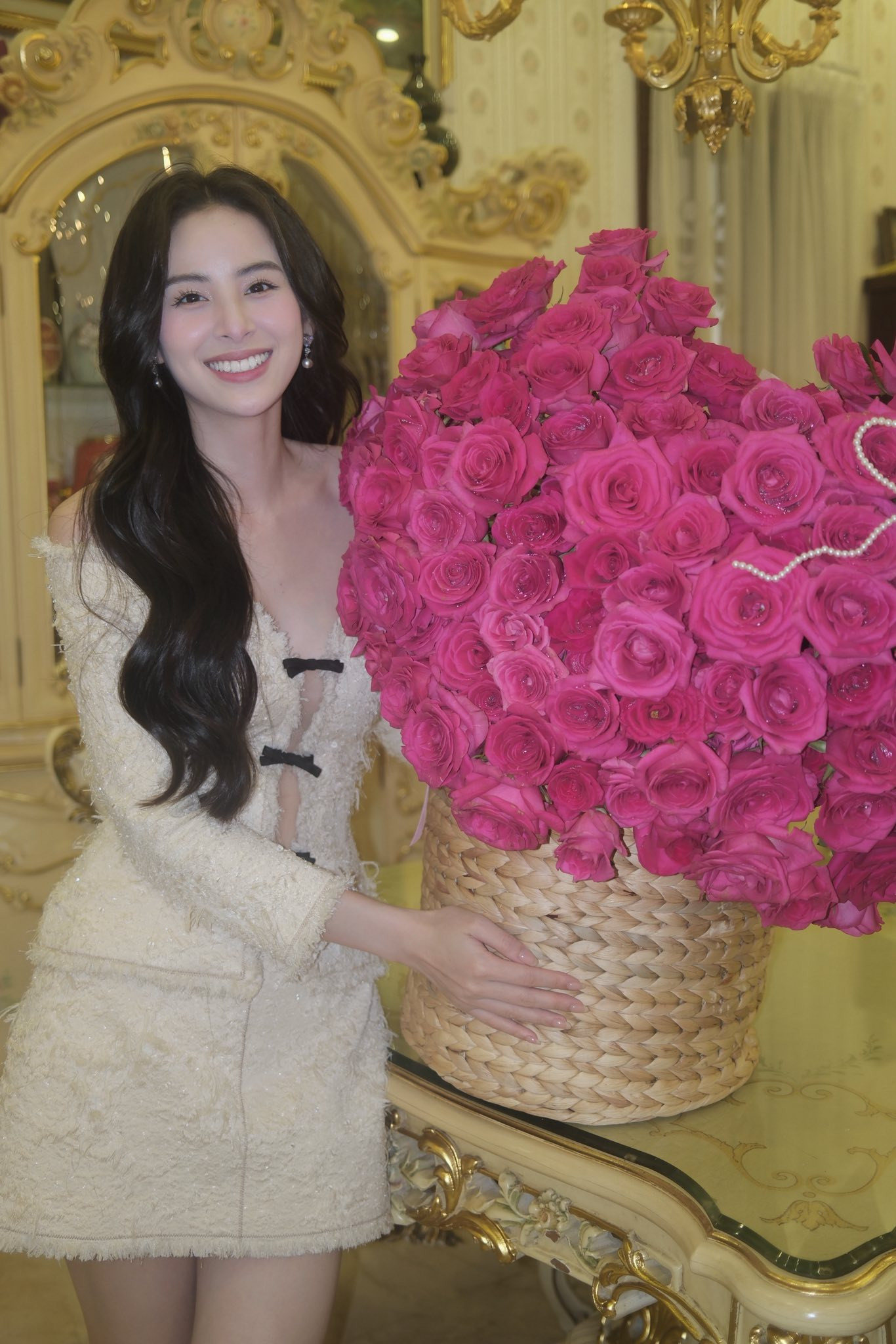 Cách giữ hoa tươi lâu của 'nàng dâu hào môn' Hương Liên khiến chị em thích thú vì đơn giản - Ảnh 2.