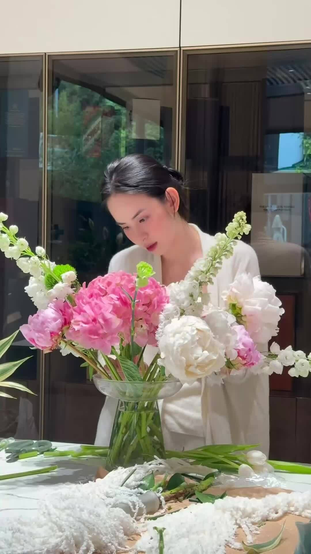 Cách giữ hoa tươi lâu của 'nàng dâu hào môn' Hương Liên khiến chị em thích thú vì đơn giản - Ảnh 3.