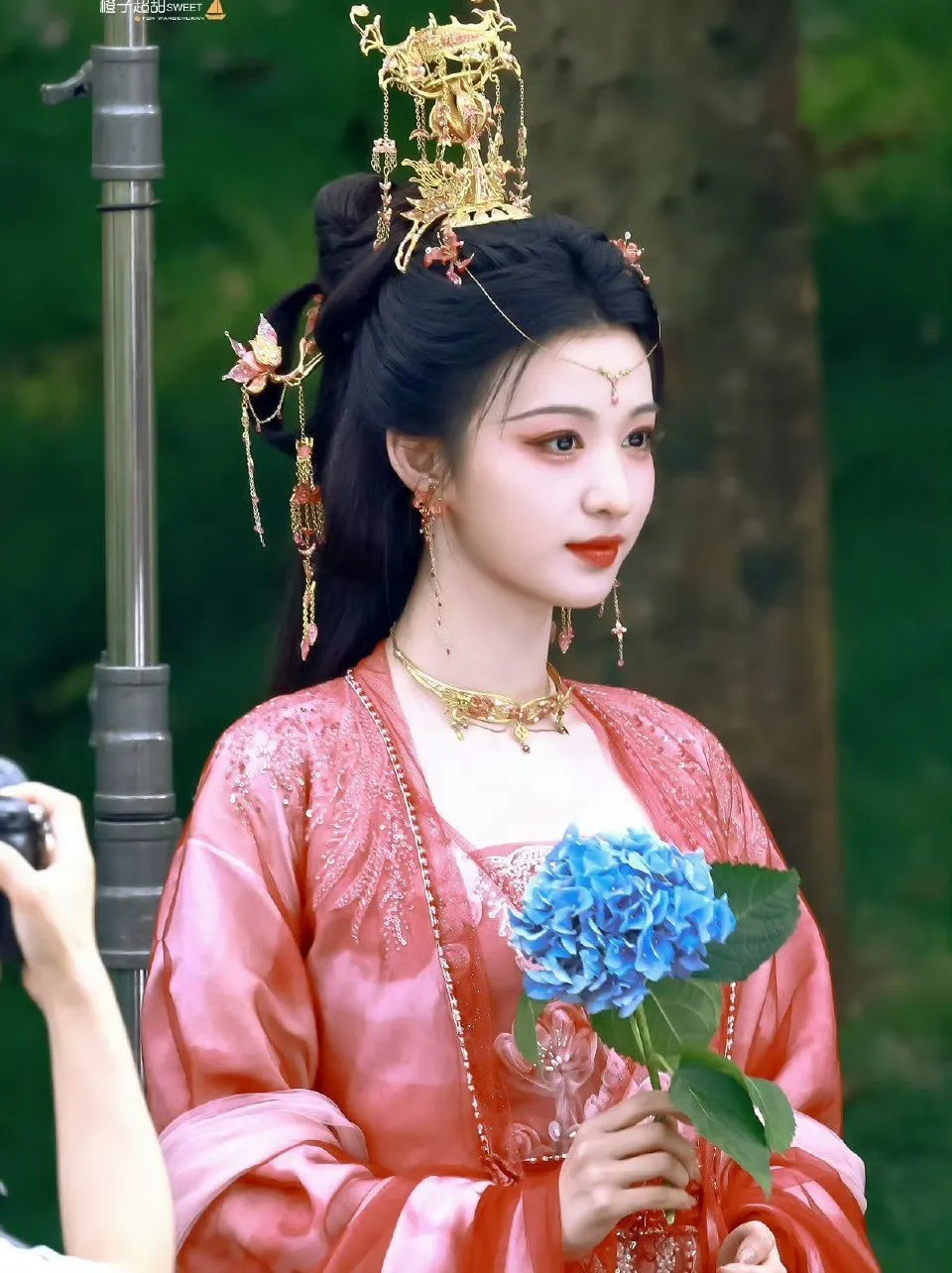 Phim Giây phút ấy quá giới hạn vẫn đang quay nhưng đã đứng top 2 phim được mong chờ nhất, chứng minh sức hút của hai diễn viên. Đứng top một trong những dự án chưa chiếu hot nhất là phim cổ trang Còn ra thể thống gì nữa cũng do Vương Sở Nhiên đóng chính. Bộ phim được đánh giá có nội dung thú vị, hậu trường hài hước, trailer hấp dẫn mới lạ, Vương Sở Nhiên không chỉ xinh đẹp, còn hợp với bạn diễn Thừa Lỗi.