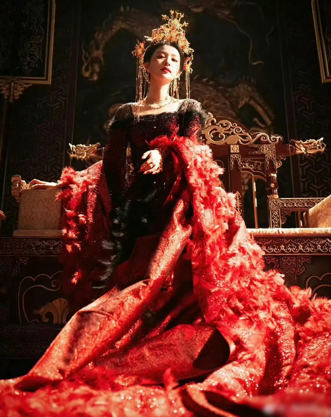 Trong Còn ra thể thống gì nữa , Vương Sở Nhiên vào vai Dữu Vãn Âm, vốn là người hiện đại xuyên không. Để bảo vệ mạng sống, cô trở thành yêu phi quyến rũ, mê hoặc hoàng đế Hạ Hầu Đạm do Thừa Lỗi thể hiện. Ai ngờ Hạ Hầu Đạm cũng là người hiện đại vô tình lạc vào quá khứ. Sau nhiều bất ngờ, cả hai nhận ra nhau, muốn tận hưởng cuộc sống giàu sang phú quý.