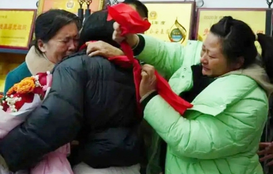 Vợ bế con mất tích 31 năm, chồng nghẹn ngào đoàn tụ nhờ một video