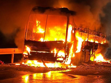 Xe khách cháy trơ khung trên quốc lộ 1 ở Đắk Lắk, giao thông ùn ứ kéo dài