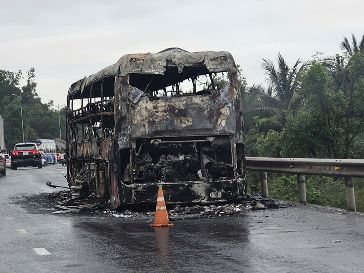 Xe khách trơ khung sau vụ cháy.
