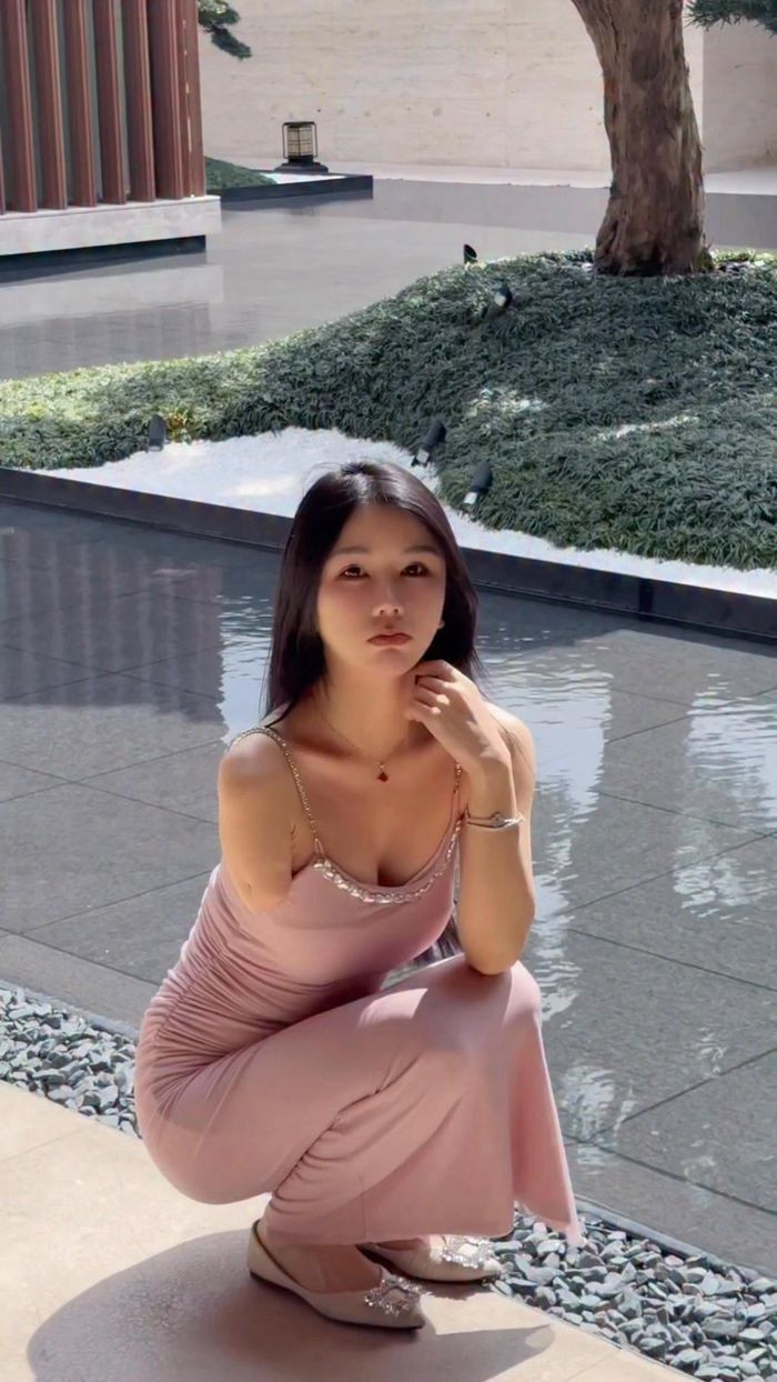 Không chỉ bởi ngoại hình nổi bật, LiMei còn được chú ý bởi câu chuyện cá nhân gắn liền với một tai nạn trong quá khứ khiến cô mất đi một cánh tay từ năm 13 tuổi.