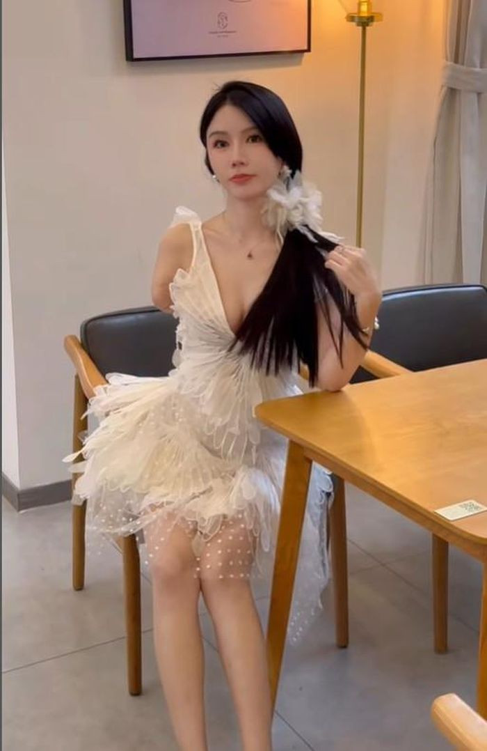 Thay vì tập trung vào khiếm khuyết, LiMei chọn cách sống bình thường, sinh hoạt, làm việc, livestream, chụp ảnh và xây dựng hình ảnh cá nhân giống như nhiều người khác trên mạng xã hội.