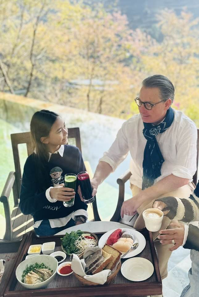 Chồng Tây của Đoan Trang đón tuổi mới bên vợ con - Ảnh 7.