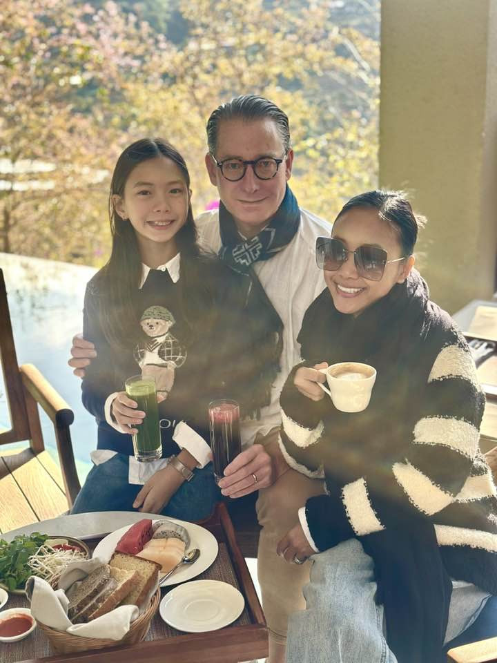 Chồng Tây của Đoan Trang đón tuổi mới bên vợ con - Ảnh 6.