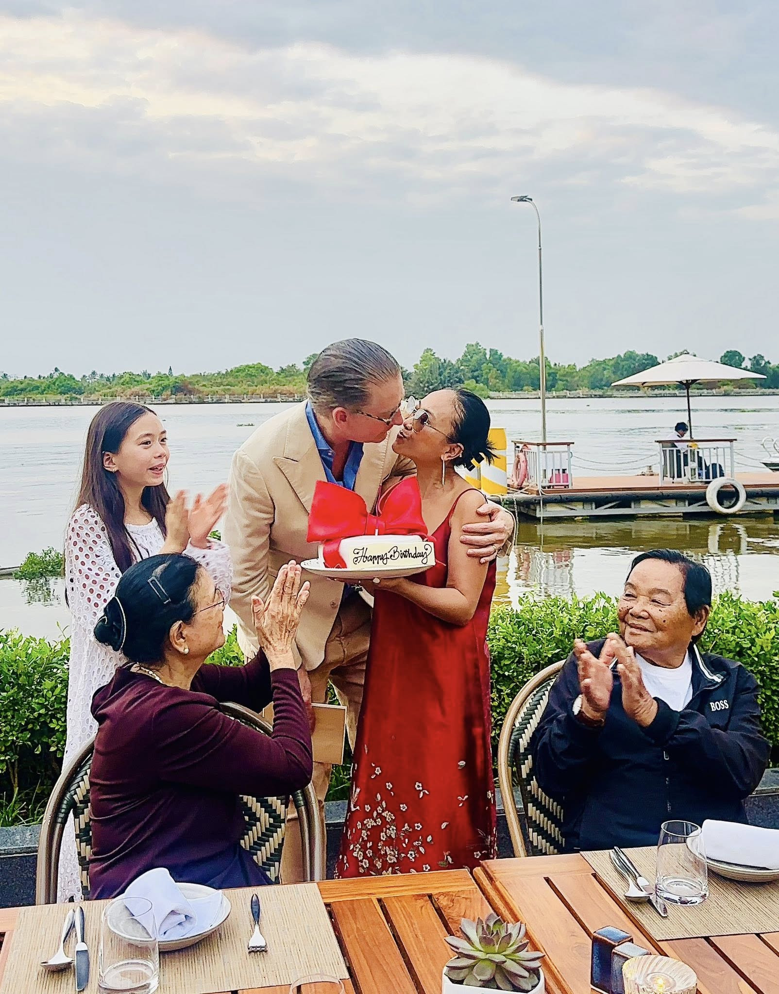 Chồng Tây của Đoan Trang đón tuổi mới bên vợ con - Ảnh 9.