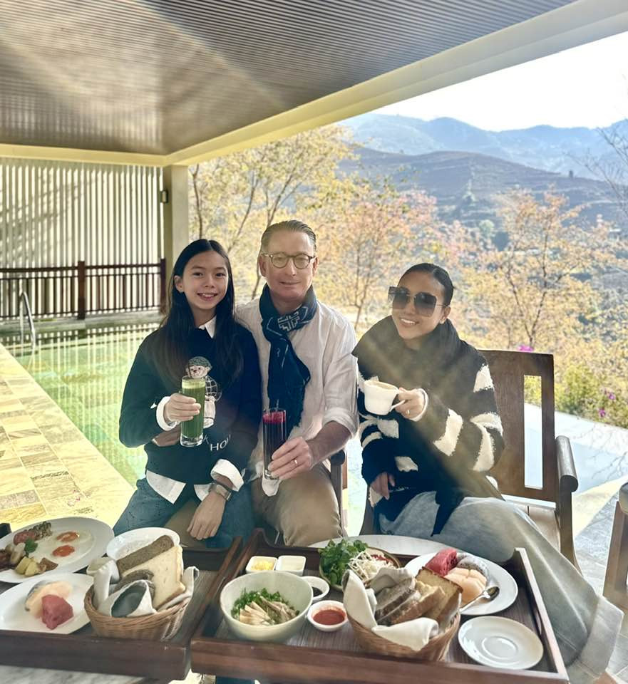 Chồng Tây của Đoan Trang đón tuổi mới bên vợ con - Ảnh 5.