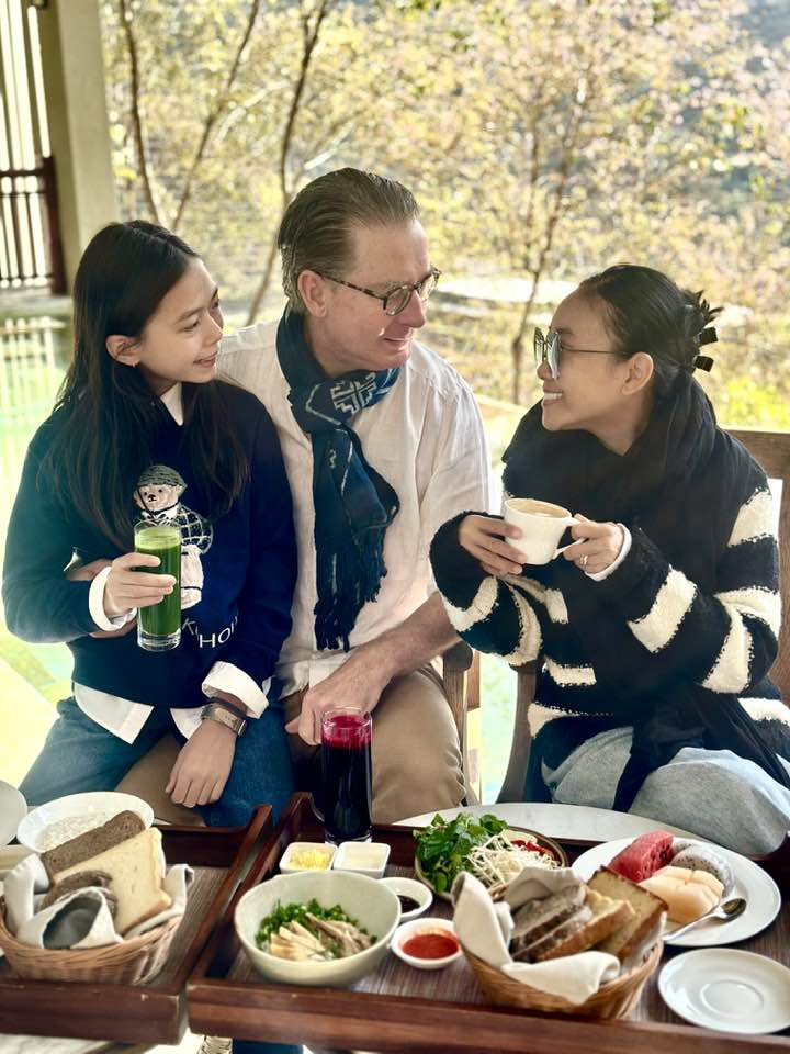 Chồng Tây của Đoan Trang đón tuổi mới bên vợ con - Ảnh 2.