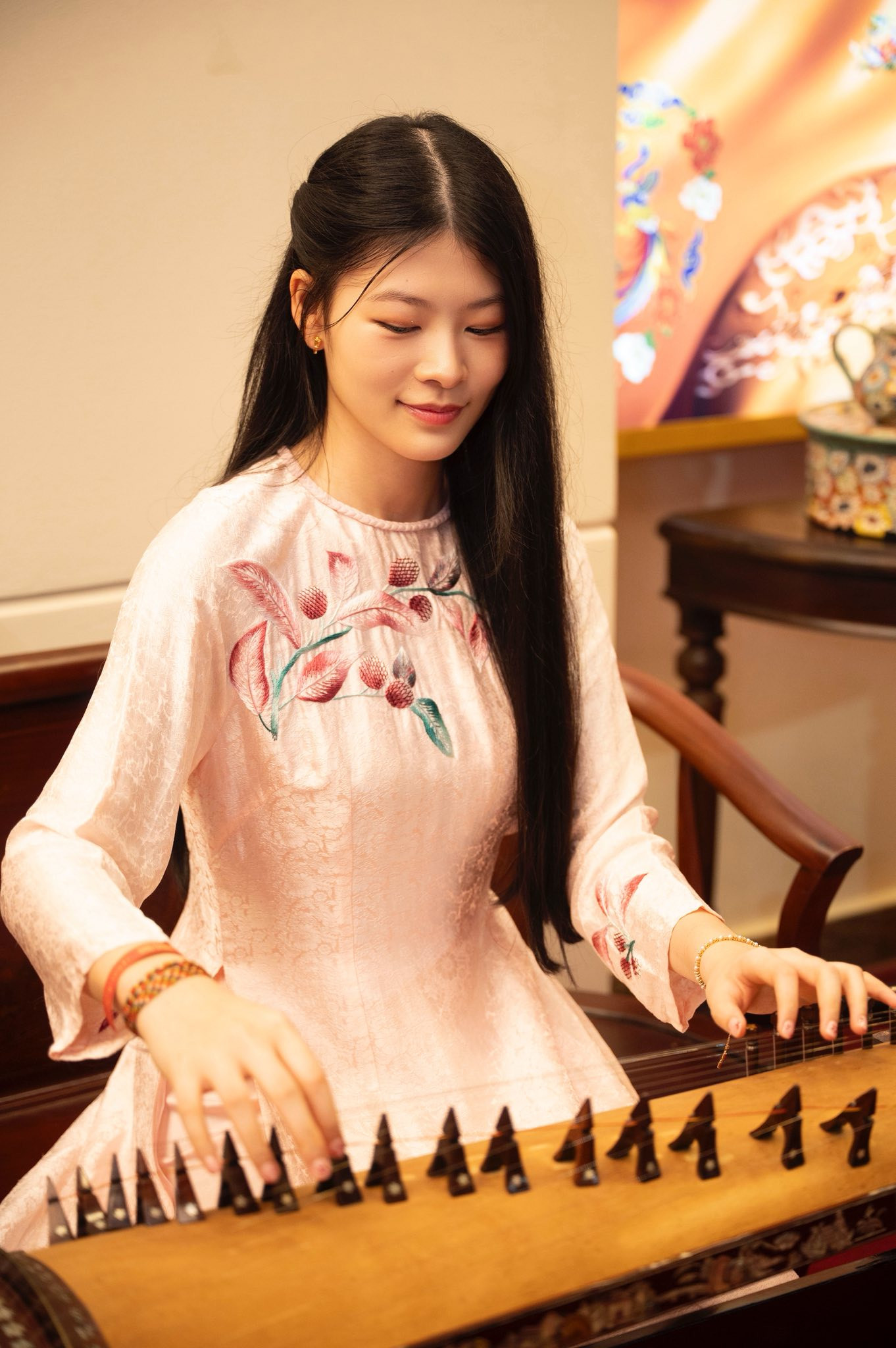 Vợ và hai con gái Bình Minh gây chú ý với bộ ảnh Tết 2026 - Ảnh 9.