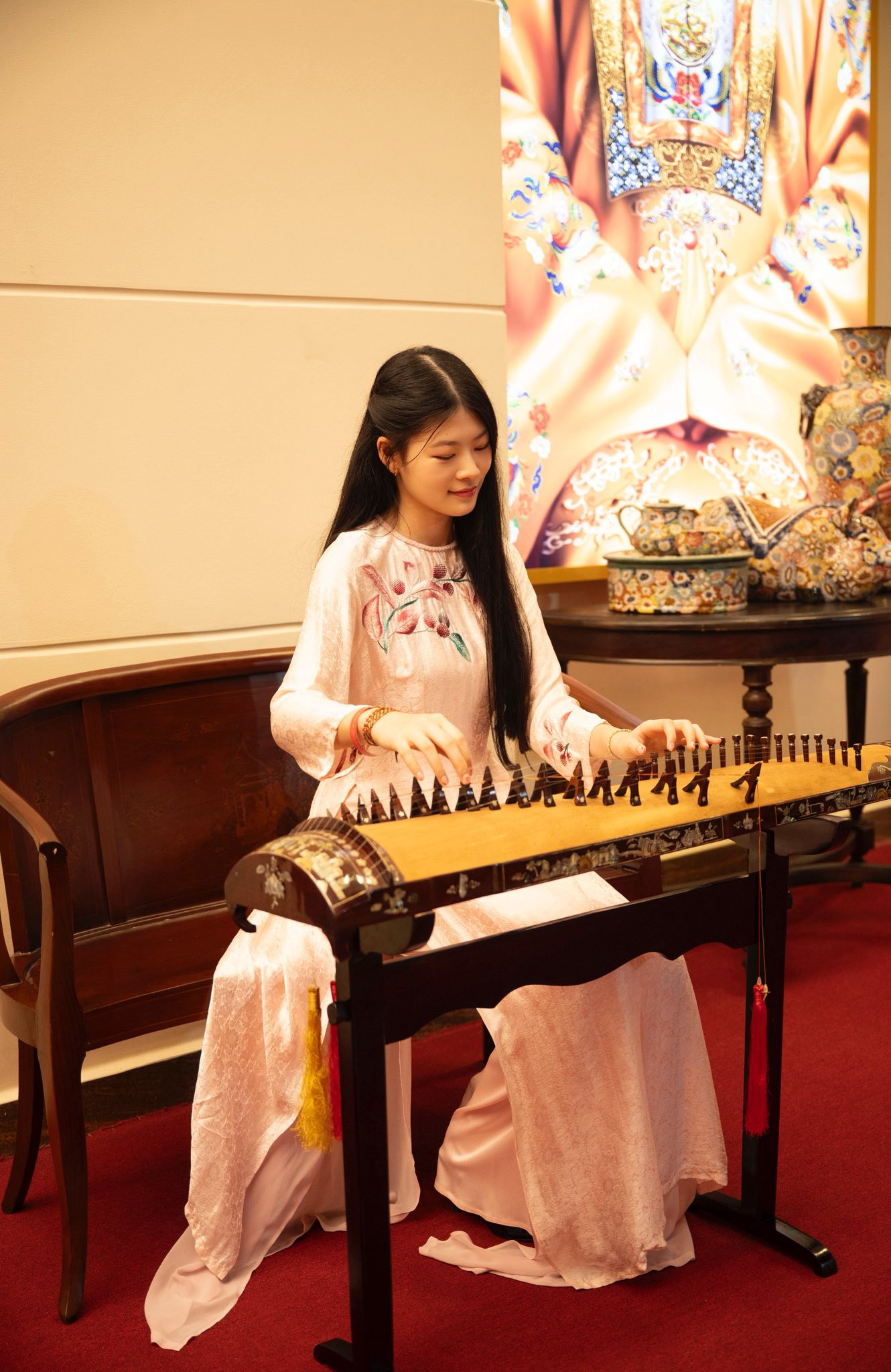 Vợ và hai con gái Bình Minh gây chú ý với bộ ảnh Tết 2026 - Ảnh 11.