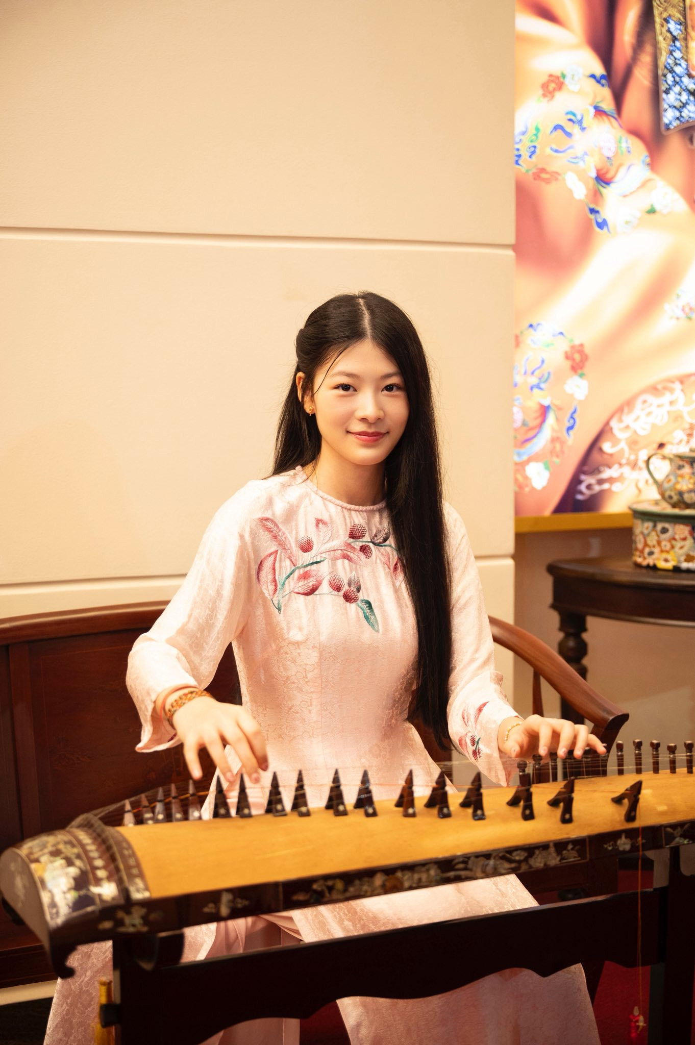 Vợ và hai con gái Bình Minh gây chú ý với bộ ảnh Tết 2026 - Ảnh 10.