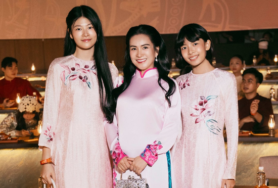 Hai ái nữ nhà Bình Minh gây chú ý khi  xúng xính áo dài cùng mẹ