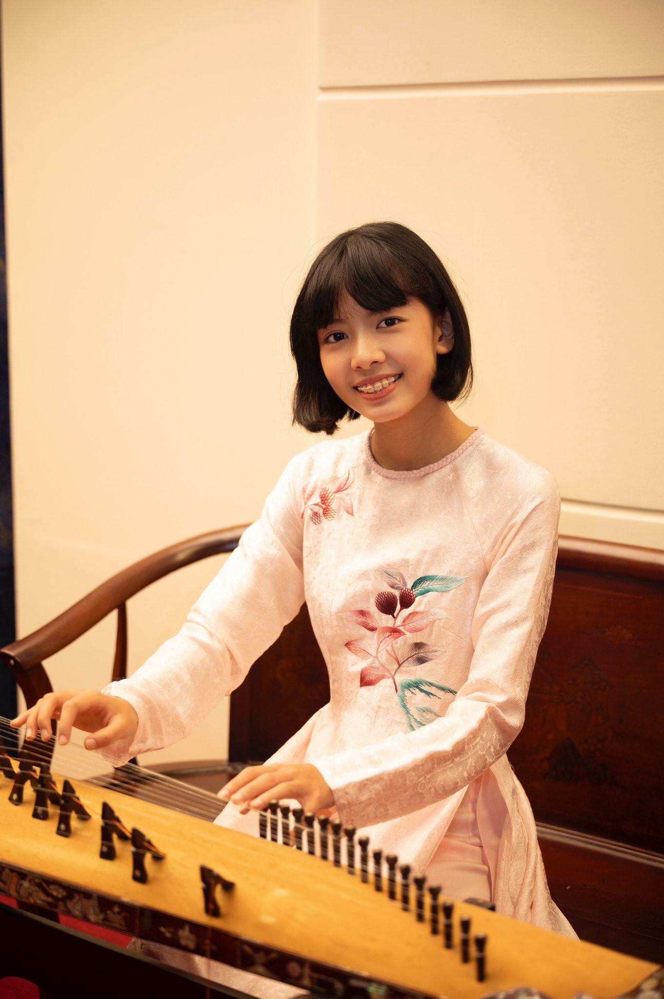 Vợ và hai con gái Bình Minh gây chú ý với bộ ảnh Tết 2026 - Ảnh 12.