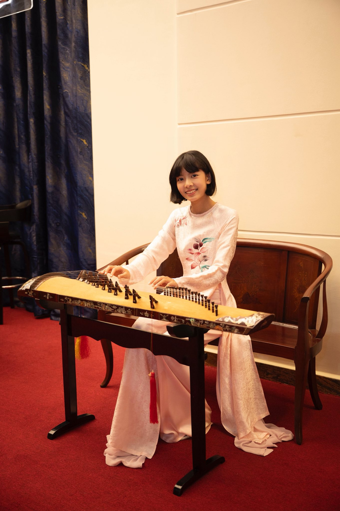 Vợ và hai con gái Bình Minh gây chú ý với bộ ảnh Tết 2026 - Ảnh 13.